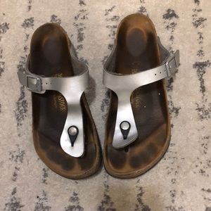 Birkenstock Gizeh leather sandal in silver sz 39